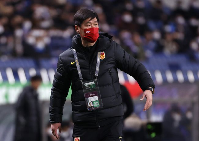 这家伙也不知道在哪学的一身武艺，萧家几个保镖都被他打的稀里哗啦，更何况自己？想到这，萧常乾强忍住内心的火气，对萧常坤说：常坤，刚才是我的错，我跟你道歉，不过，还是麻烦你把弟妹叫出来，我想问她一点事情。